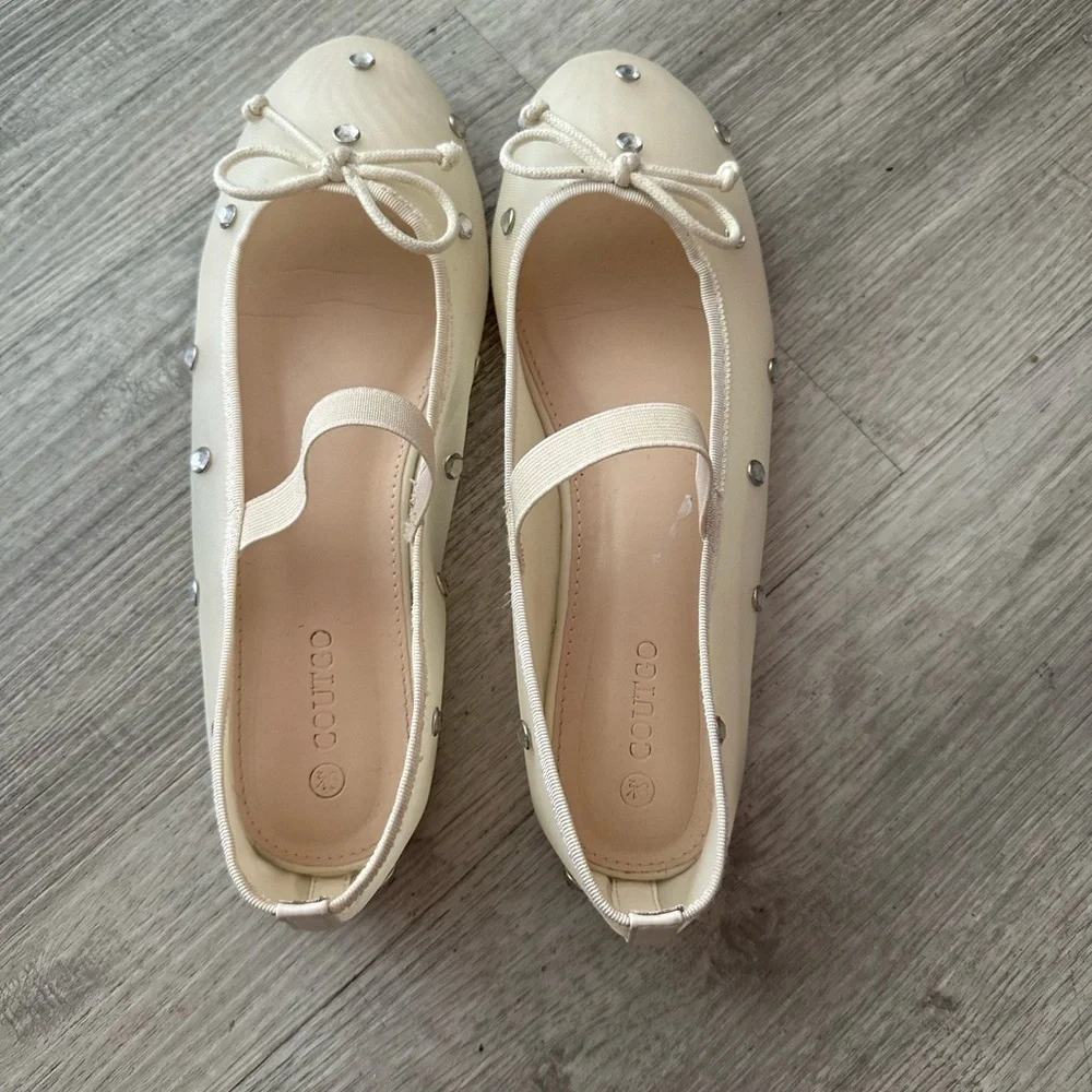 Chic Beige Flats with Metallic AccentsSz 9.5